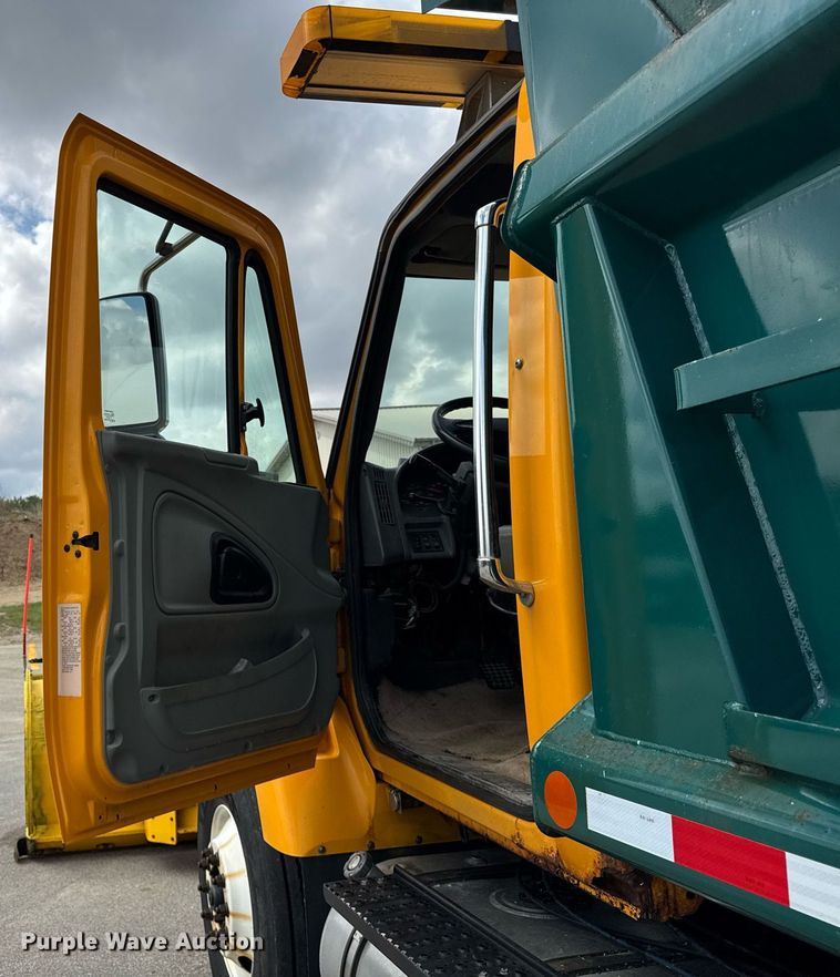 image for item DH9951 2003 International 7400 dump truck