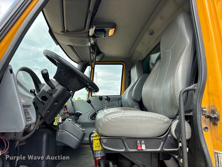 image for item DH9951 2003 International 7400 dump truck