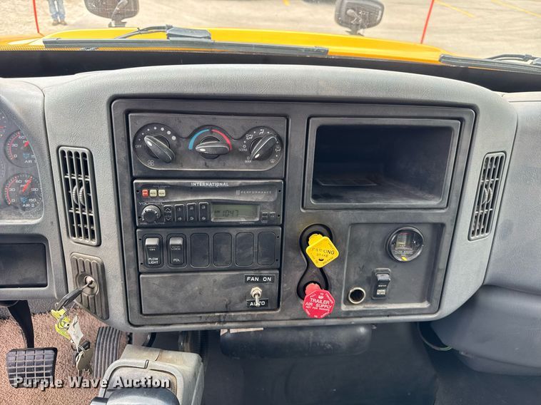 image for item DH9951 2003 International 7400 dump truck