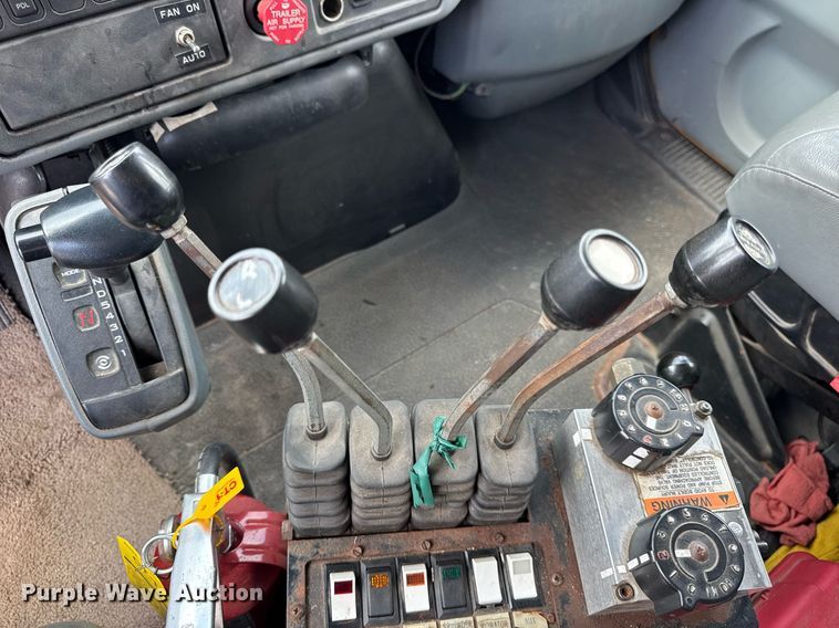 image for item DH9951 2003 International 7400 dump truck