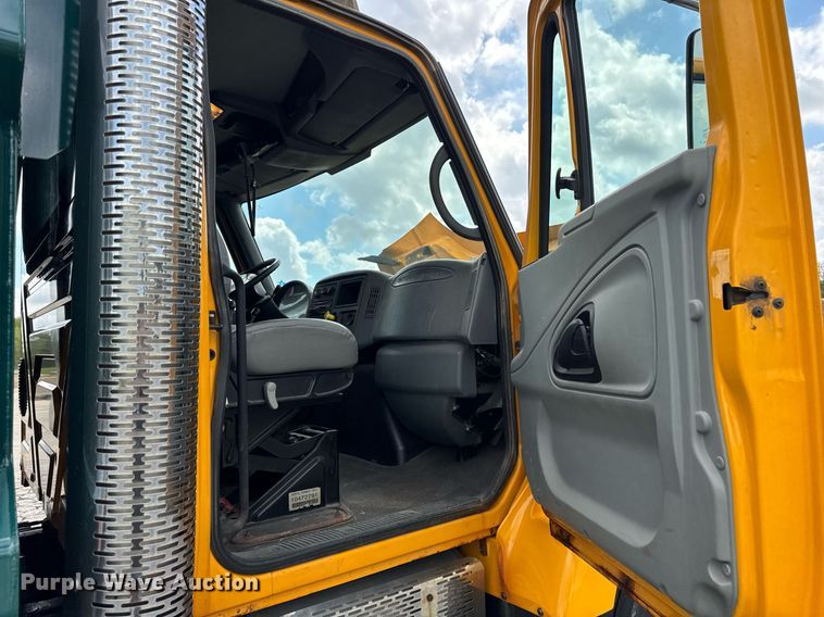 image for item DH9951 2003 International 7400 dump truck