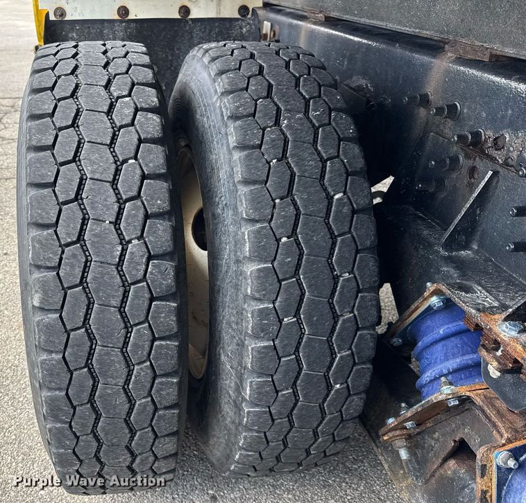 image for item DH9951 2003 International 7400 dump truck