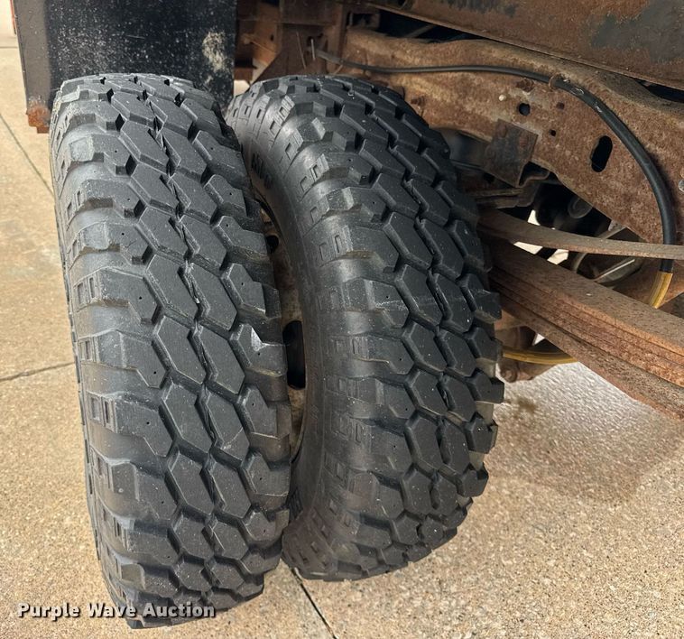 image for item DH9958 2003 Ford F350 Super Duty XL dump bed pickup truck