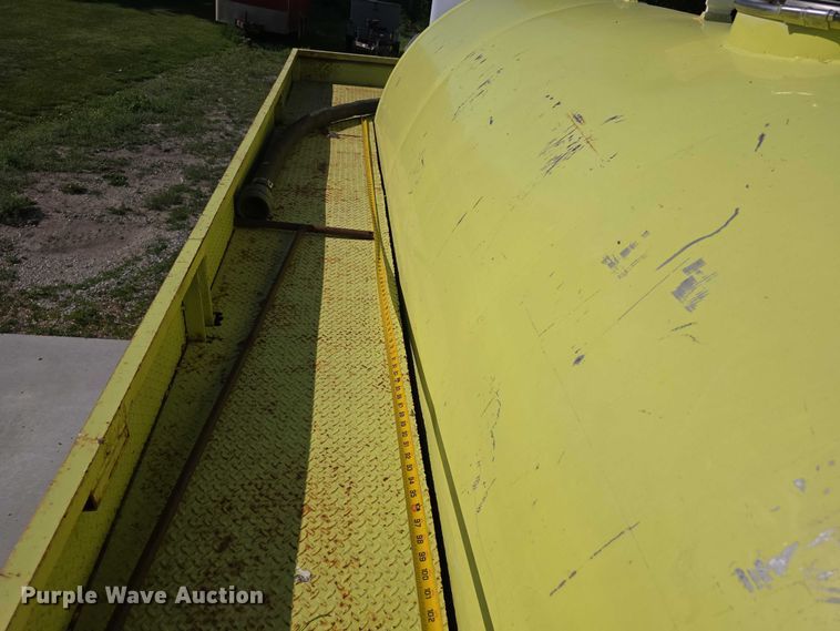 image for item DT6877 1985 Chevrolet C70 tank truck