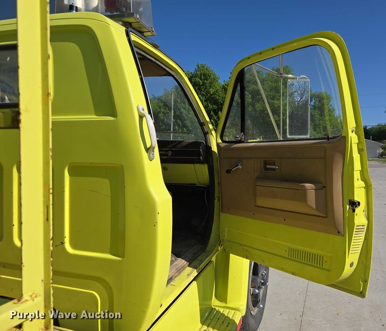 image for item DT6877 1985 Chevrolet C70 tank truck