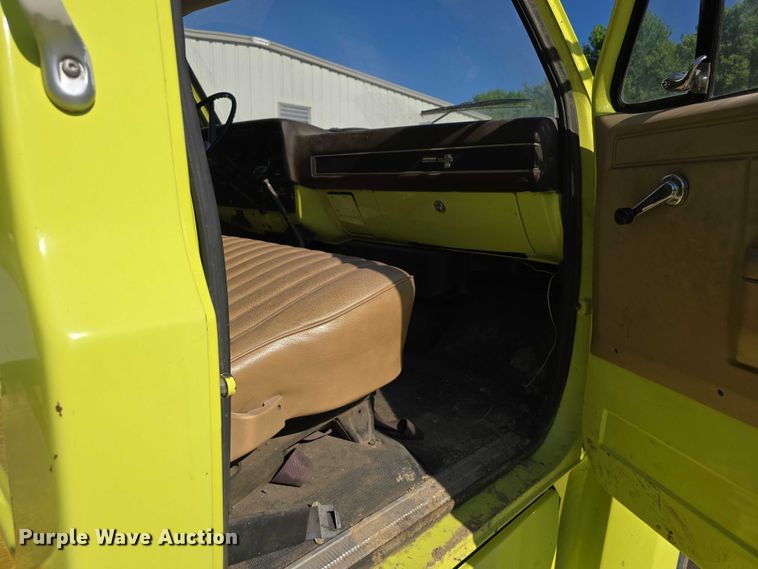 image for item DT6877 1985 Chevrolet C70 tank truck