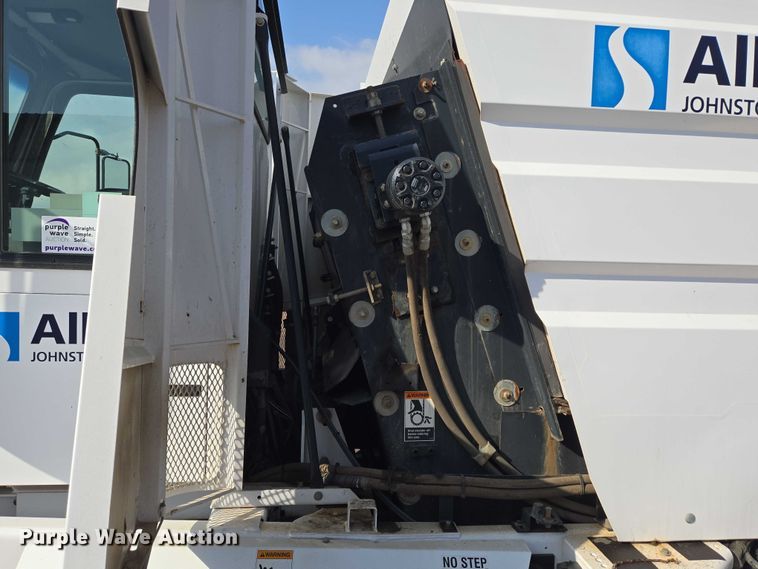 image for item DT7178 2007 Allianz Johnston 3000 street sweeper