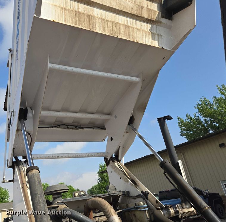 image for item DT7178 2007 Allianz Johnston 3000 street sweeper