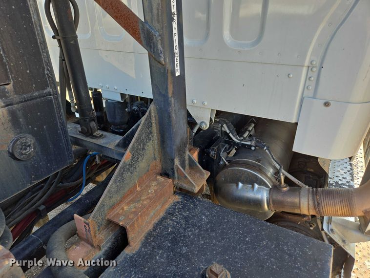 image for item DT7193 2013 Freightliner Business Class M2 roll-off container truck