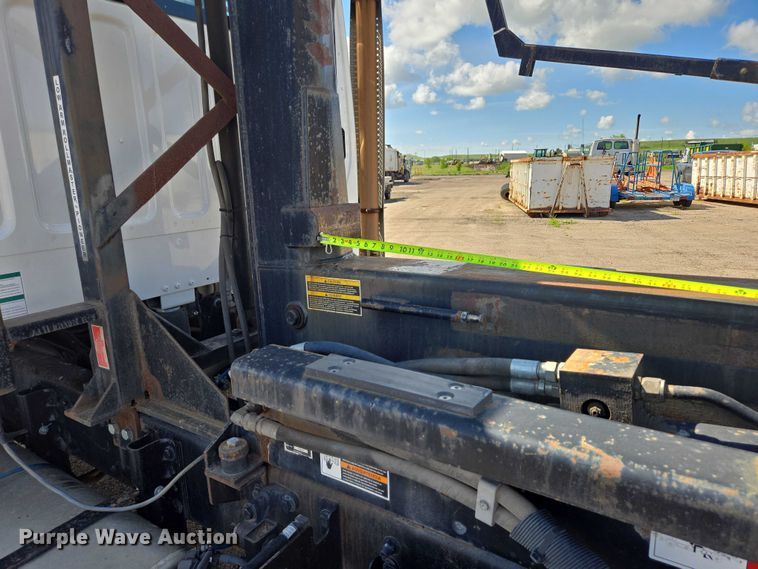 image for item DT7193 2013 Freightliner Business Class M2 roll-off container truck