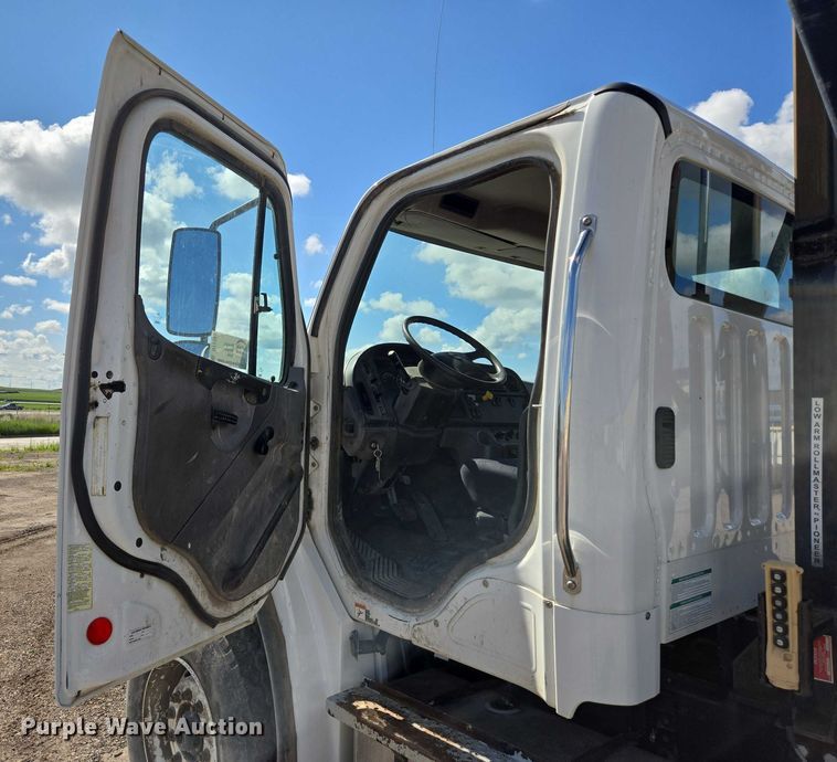 image for item DT7193 2013 Freightliner Business Class M2 roll-off container truck