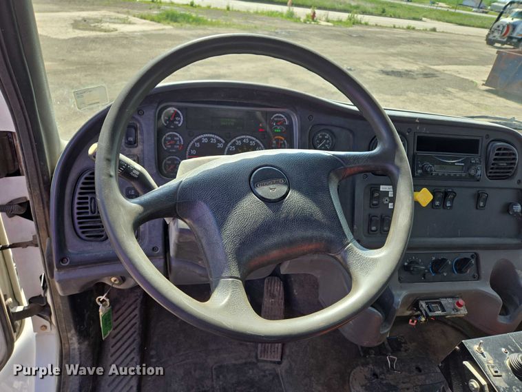 image for item DT7193 2013 Freightliner Business Class M2 roll-off container truck