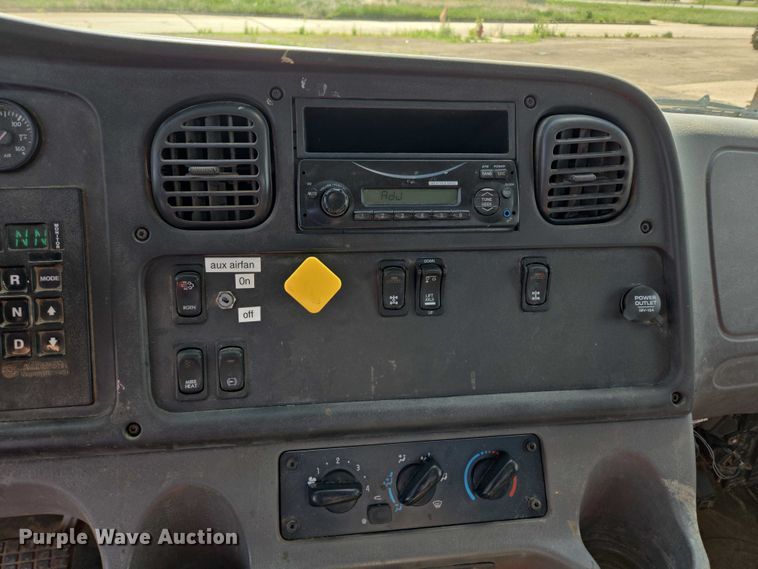 image for item DT7193 2013 Freightliner Business Class M2 roll-off container truck