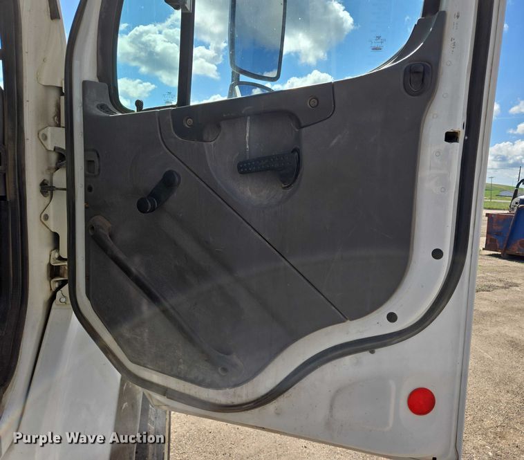 image for item DT7193 2013 Freightliner Business Class M2 roll-off container truck