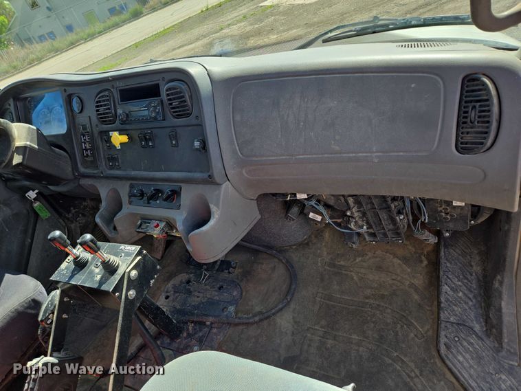 image for item DT7193 2013 Freightliner Business Class M2 roll-off container truck