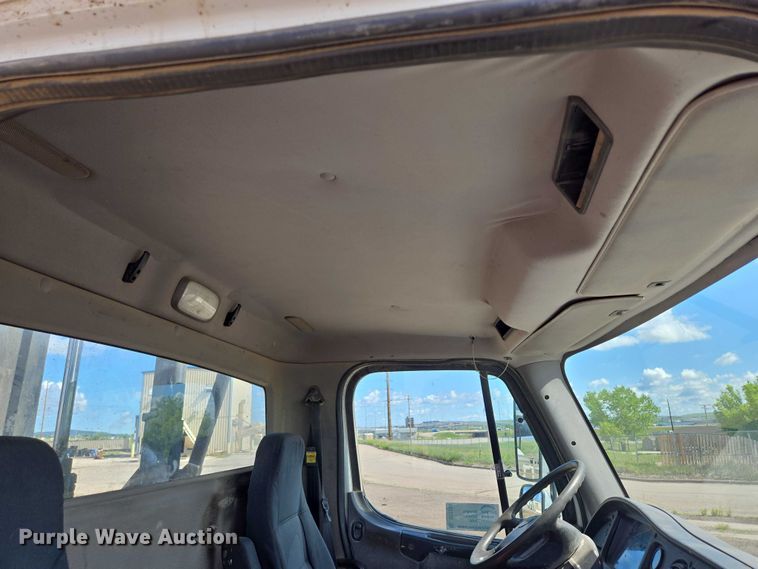 image for item DT7193 2013 Freightliner Business Class M2 roll-off container truck