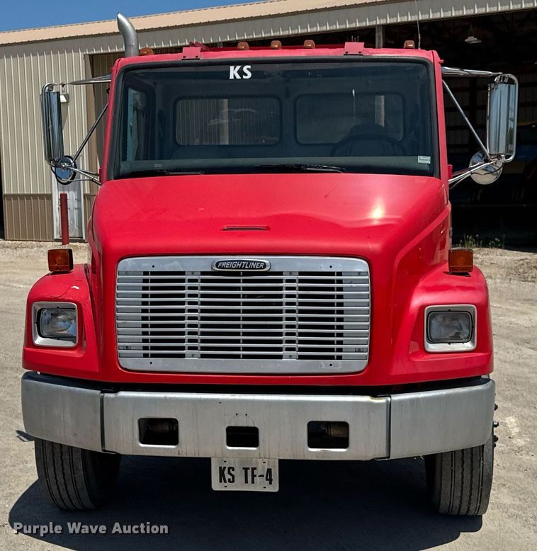 image for item DU9018 2000 Freightliner FL70 semi truck