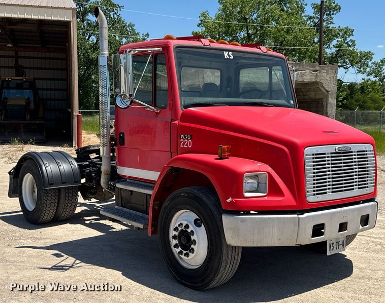 image for item DU9018 2000 Freightliner FL70 semi truck