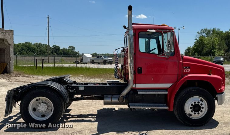 image for item DU9018 2000 Freightliner FL70 semi truck