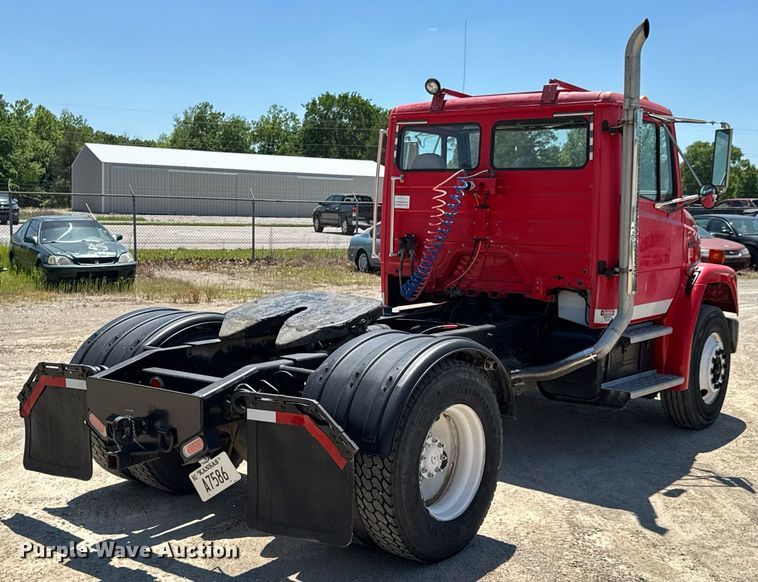 image for item DU9018 2000 Freightliner FL70 semi truck