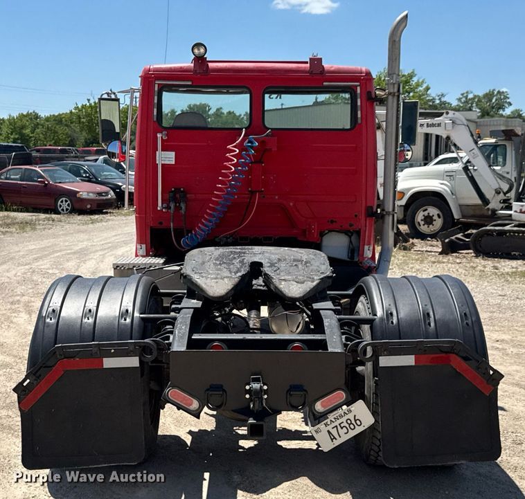 image for item DU9018 2000 Freightliner FL70 semi truck