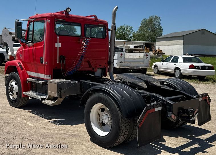 image for item DU9018 2000 Freightliner FL70 semi truck