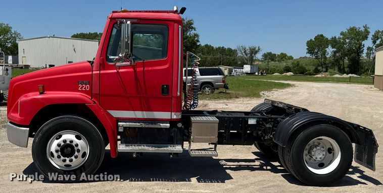 image for item DU9018 2000 Freightliner FL70 semi truck