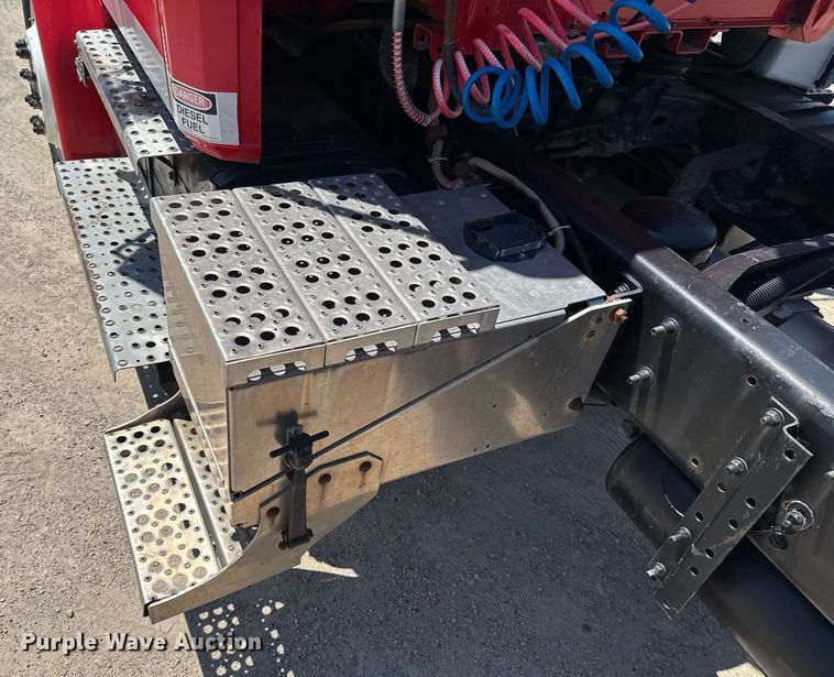 image for item DU9018 2000 Freightliner FL70 semi truck