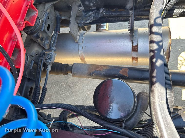 image for item DU9018 2000 Freightliner FL70 semi truck