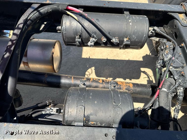 image for item DU9018 2000 Freightliner FL70 semi truck