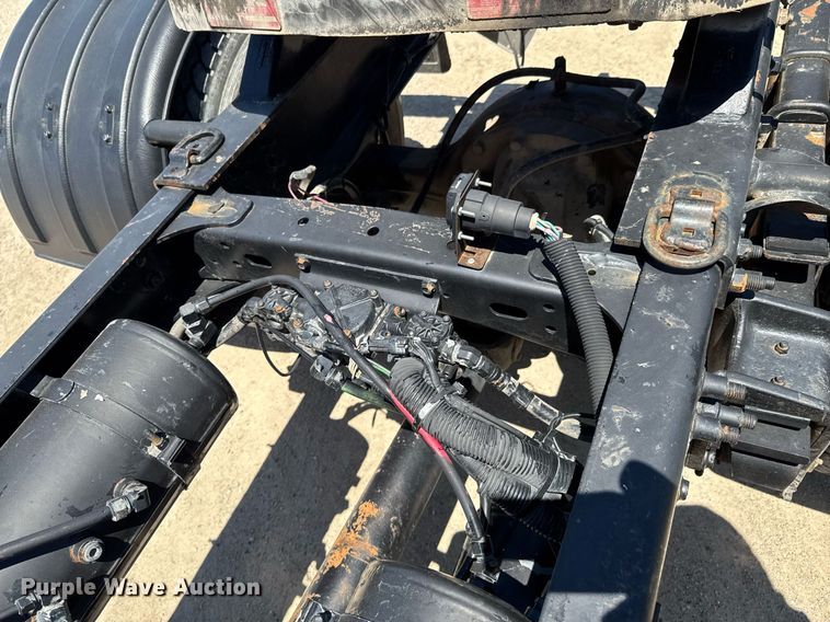 image for item DU9018 2000 Freightliner FL70 semi truck