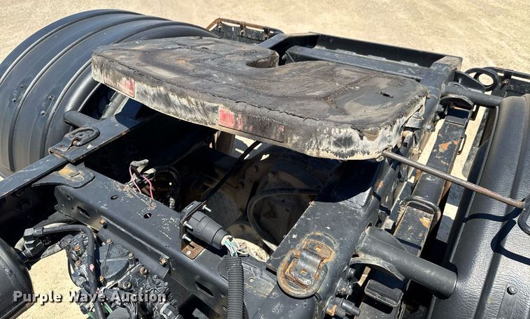 image for item DU9018 2000 Freightliner FL70 semi truck