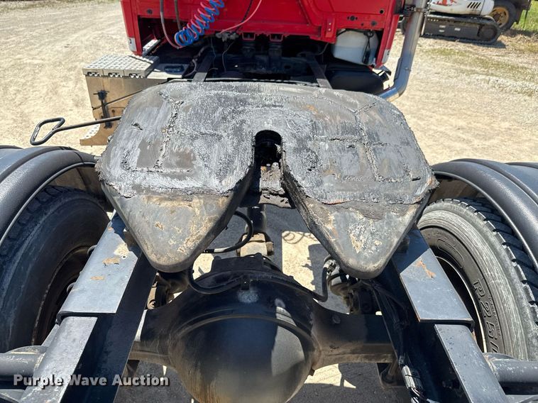 image for item DU9018 2000 Freightliner FL70 semi truck