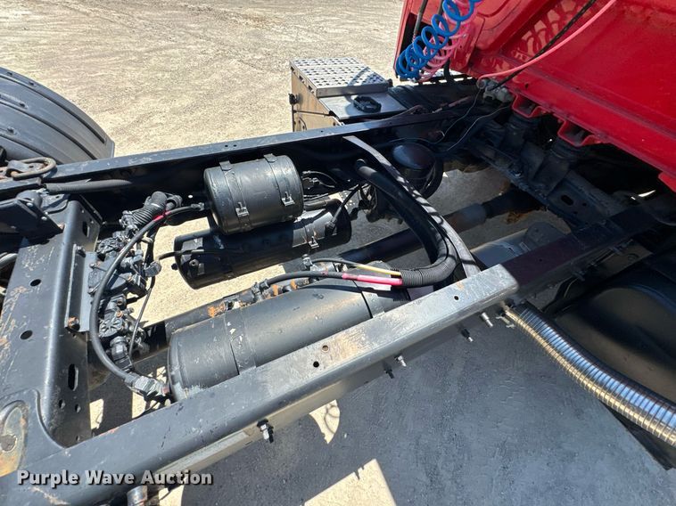 image for item DU9018 2000 Freightliner FL70 semi truck