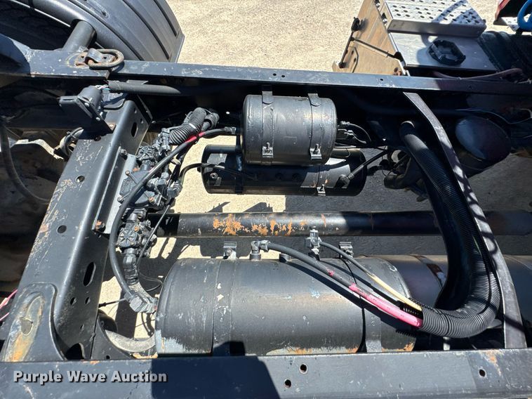 image for item DU9018 2000 Freightliner FL70 semi truck