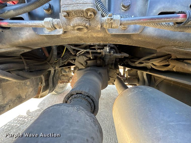 image for item DU9018 2000 Freightliner FL70 semi truck