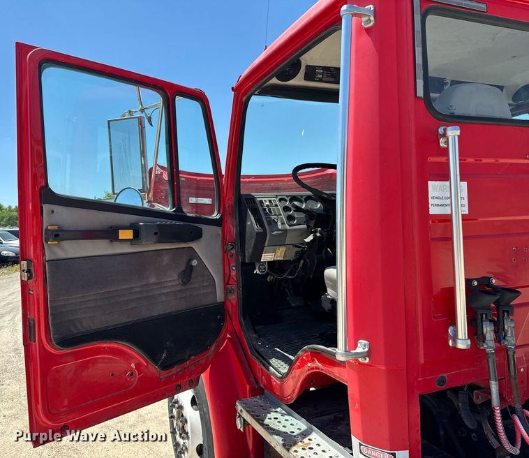 image for item DU9018 2000 Freightliner FL70 semi truck