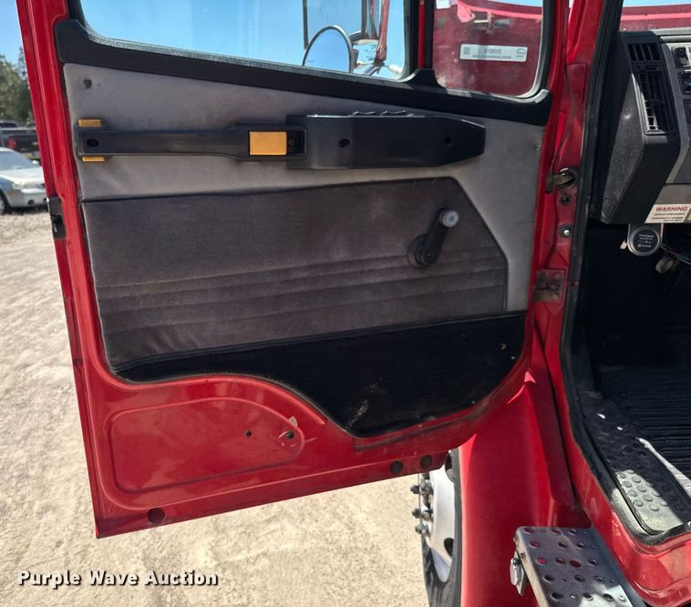 image for item DU9018 2000 Freightliner FL70 semi truck