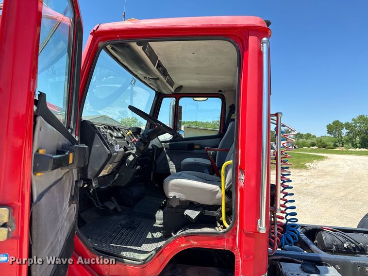 image for item DU9018 2000 Freightliner FL70 semi truck