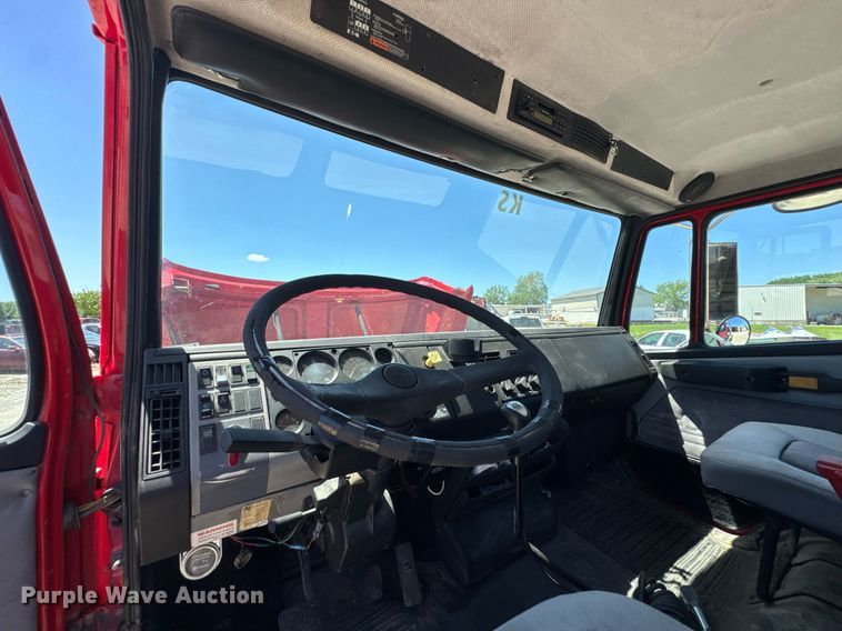 image for item DU9018 2000 Freightliner FL70 semi truck