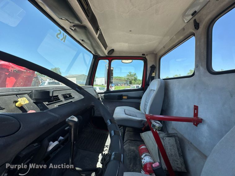 image for item DU9018 2000 Freightliner FL70 semi truck