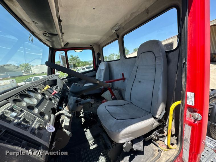 image for item DU9018 2000 Freightliner FL70 semi truck