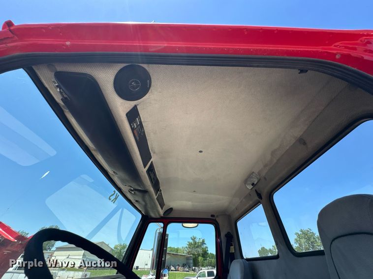 image for item DU9018 2000 Freightliner FL70 semi truck