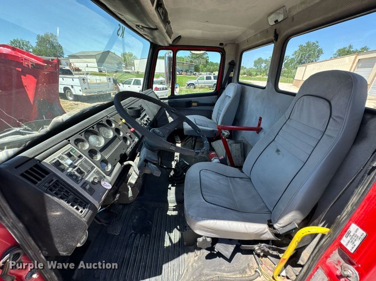 image for item DU9018 2000 Freightliner FL70 semi truck