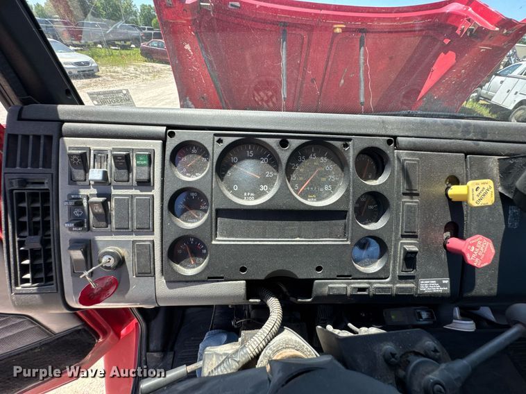 image for item DU9018 2000 Freightliner FL70 semi truck