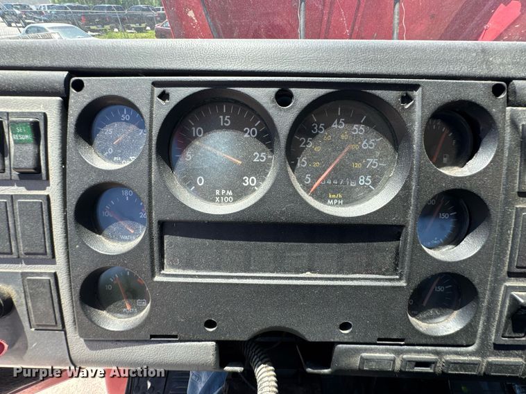 image for item DU9018 2000 Freightliner FL70 semi truck