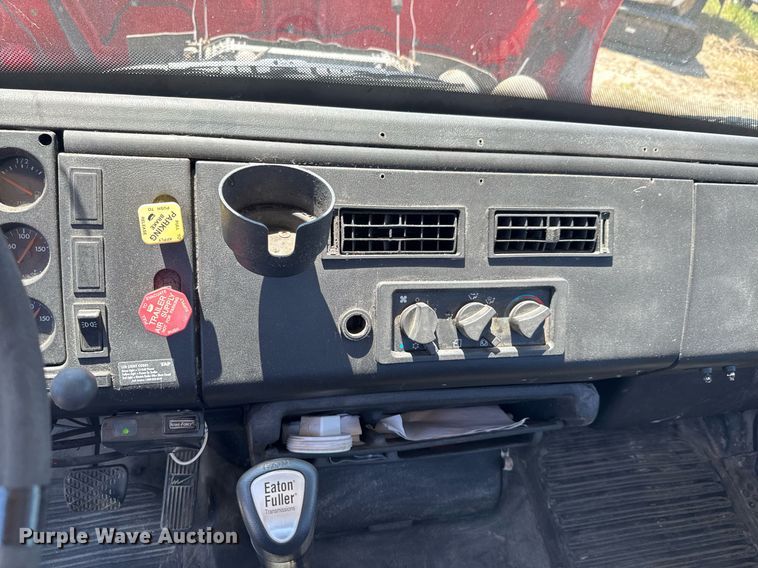 image for item DU9018 2000 Freightliner FL70 semi truck