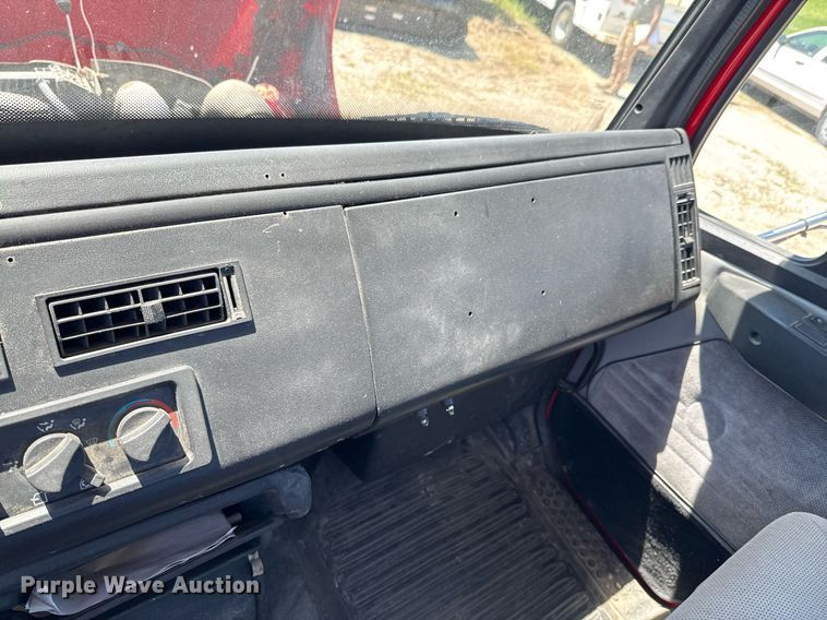 image for item DU9018 2000 Freightliner FL70 semi truck