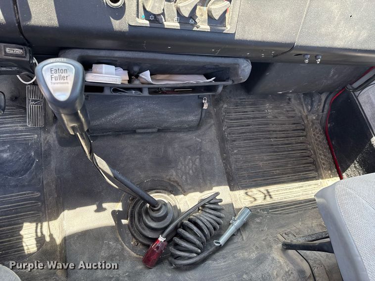 image for item DU9018 2000 Freightliner FL70 semi truck