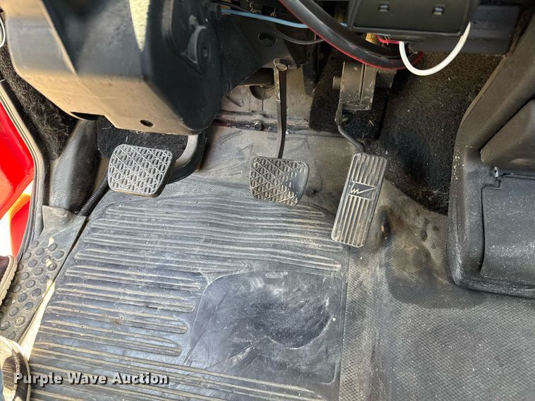 image for item DU9018 2000 Freightliner FL70 semi truck